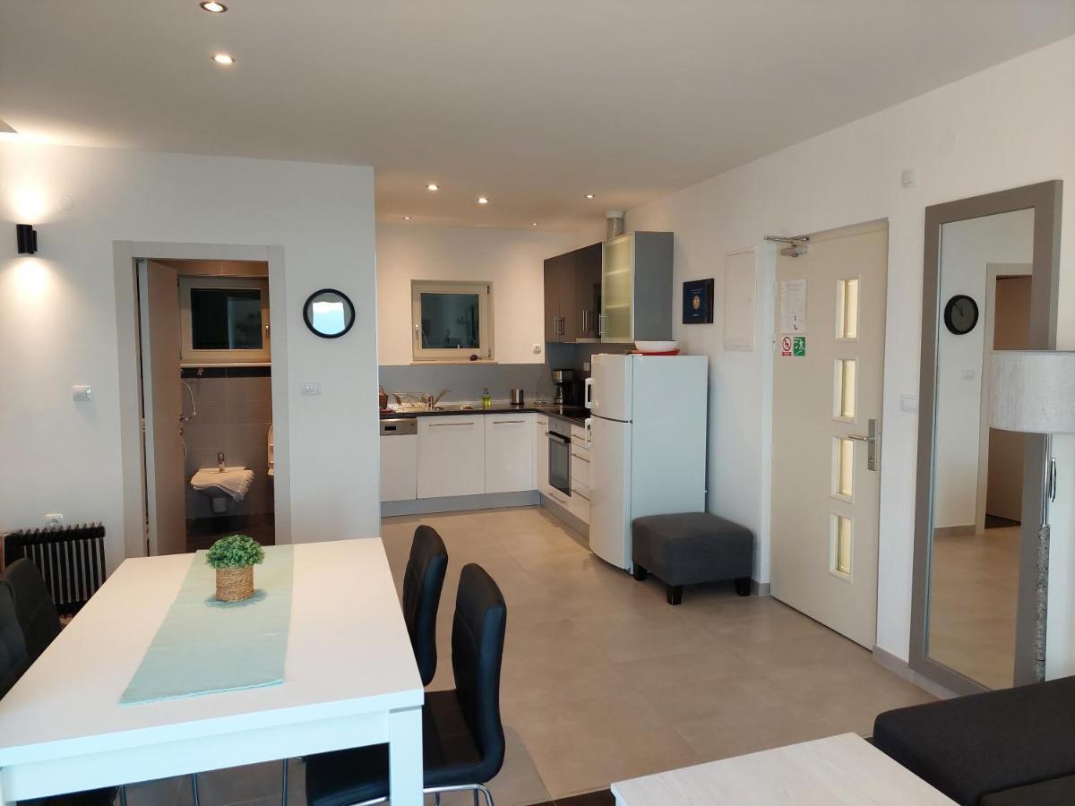 Gavza Sky View Apartment Cres Bagian luar foto